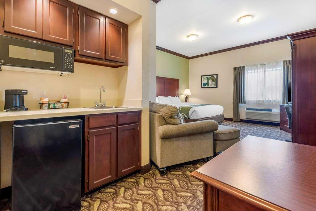 Quality Inn & Suites Zanesville Room photo